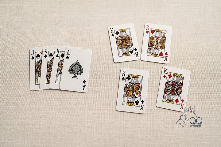 米色亚麻布上左右两组牌:左边四张同为黑桃的 J、Q、K、A,右边四张不同花色的 K